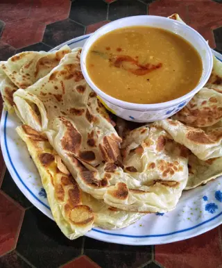 Sei dabei, wenn dein leckeres Roti Chanai auf der heissen Platte zubereitet wird
